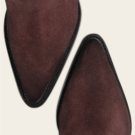 Detalle de punta estilizada en acabado nobuk.