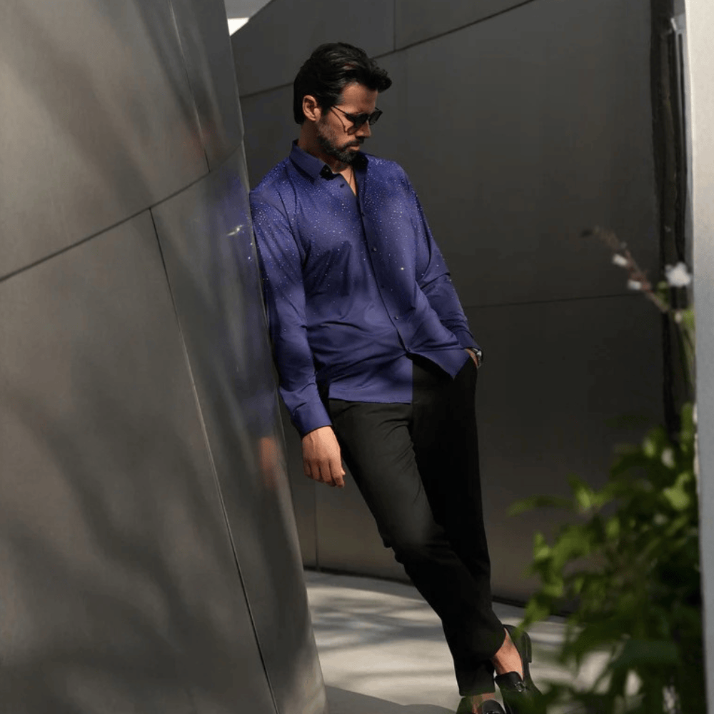 Imagen ambiental mostrando la camisa en un entorno casual.

