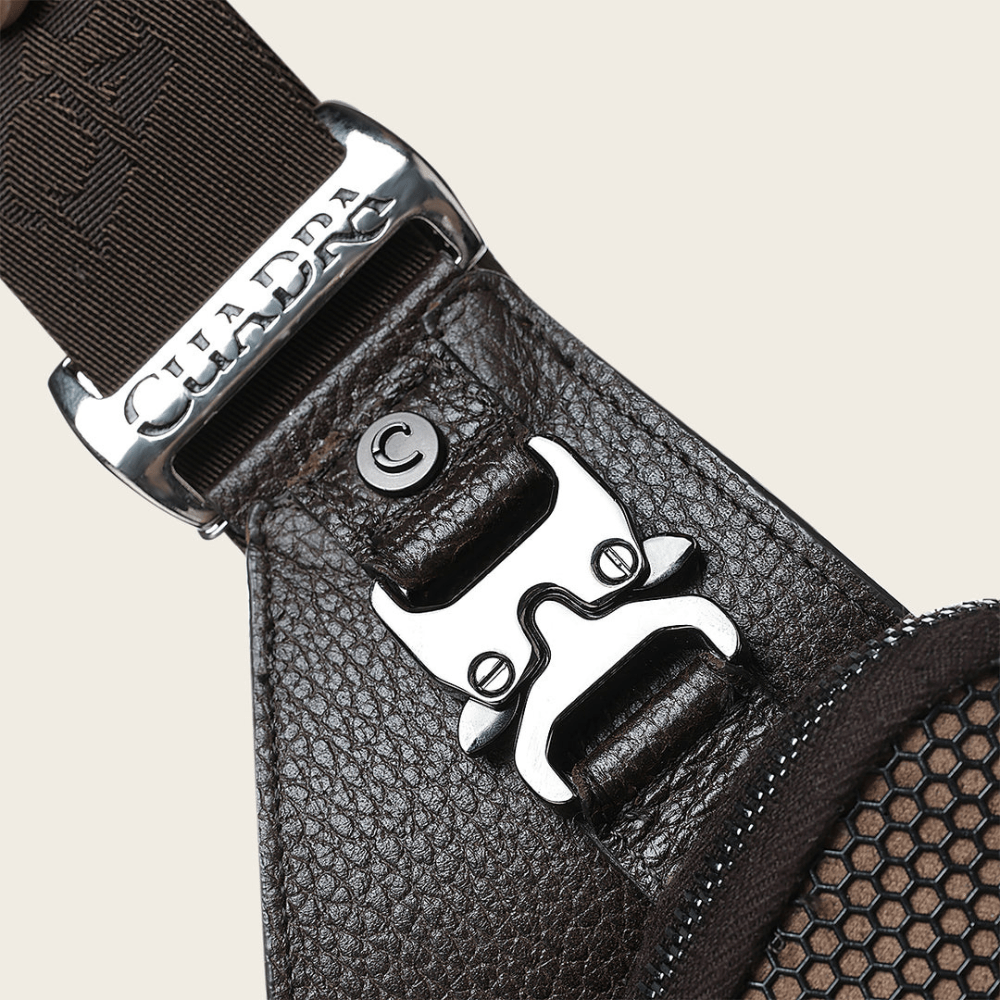 Correa ajustable de piel, mostrando hebilla metálica y costuras reforzadas.