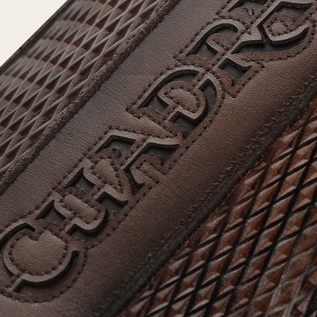 Detalle del grabado y textura en el panel lateral.