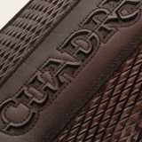 Detalle del grabado y textura en el panel lateral.