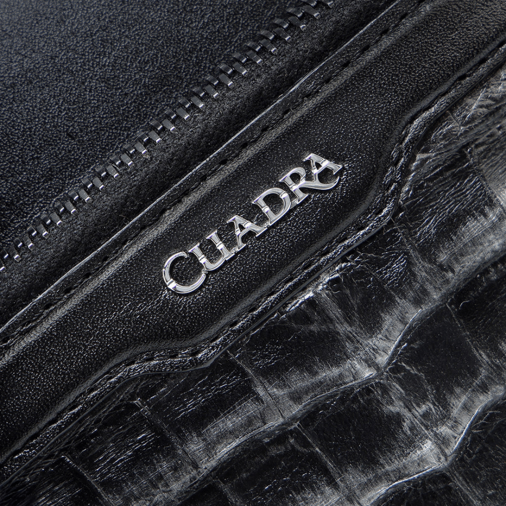 Detalle en primer plano del logotipo metálico “Cuadra”.