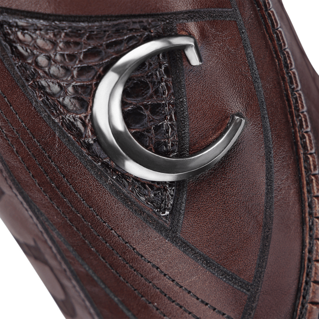 Acercamiento al herraje metálico “C” sobre el costado.