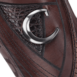 Acercamiento al herraje metálico “C” sobre el costado.