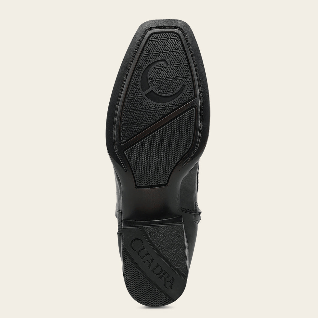 Vista inferior con diseño antiderrapante y logo.