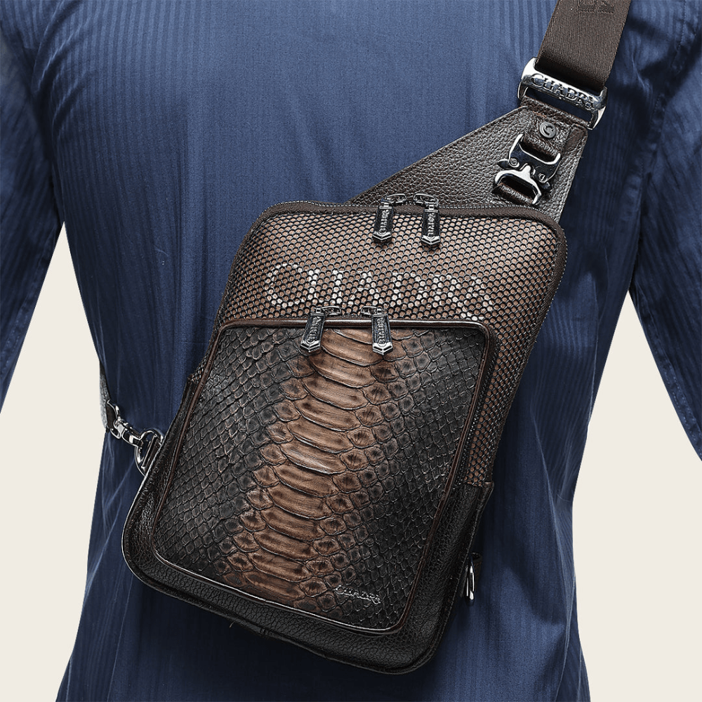 Bandolera puesta al hombro, demostrando tamaño y estilo masculino