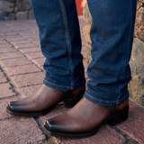 Bota puesta con jeans mostrando ajuste y estilo.