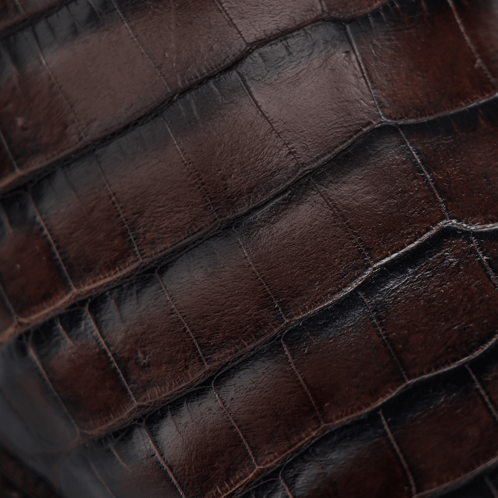 Acercamiento al detalle del grabado de la piel de caimán.