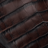 Acercamiento al detalle del grabado de la piel de caimán.