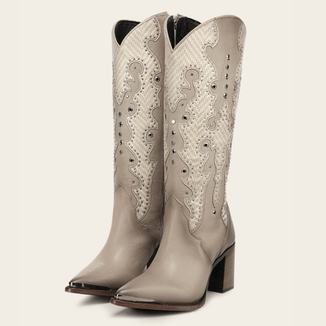 Par de botas mostrando el conjunto completo.