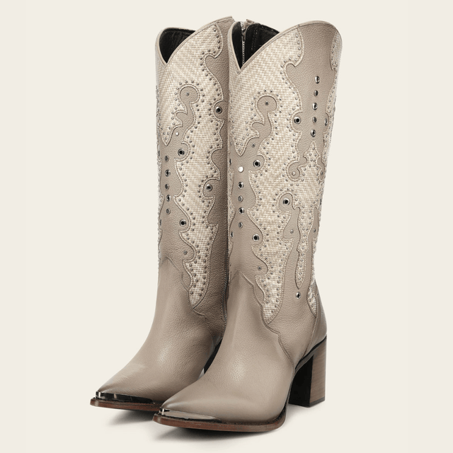 Par de botas mostrando el conjunto completo.