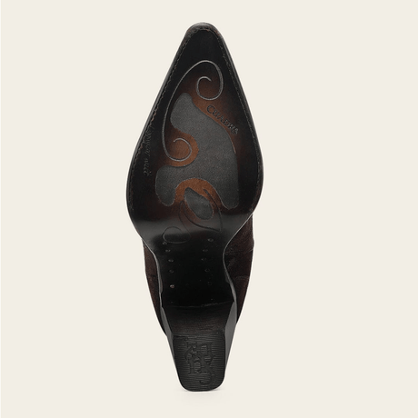 Vista de la suela y tacón.