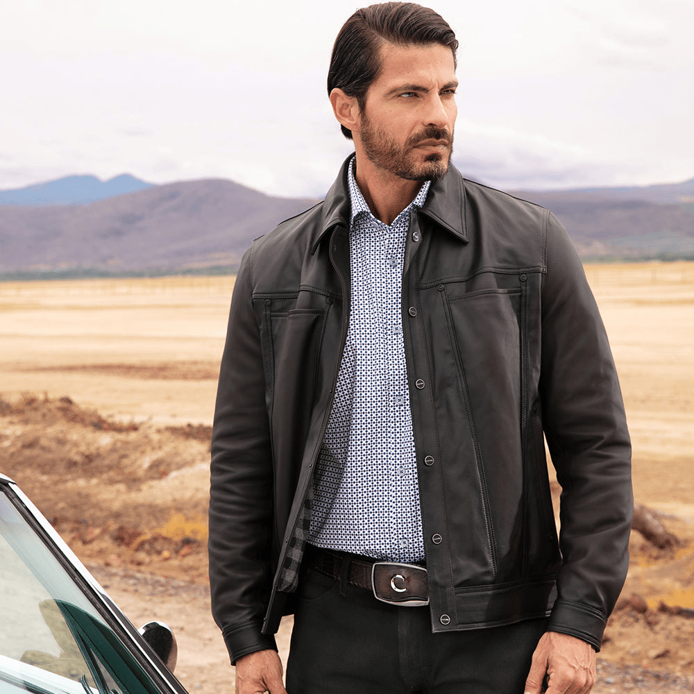 Modelo de pie con la chamarra abierta, mostrando su versatilidad y porte.