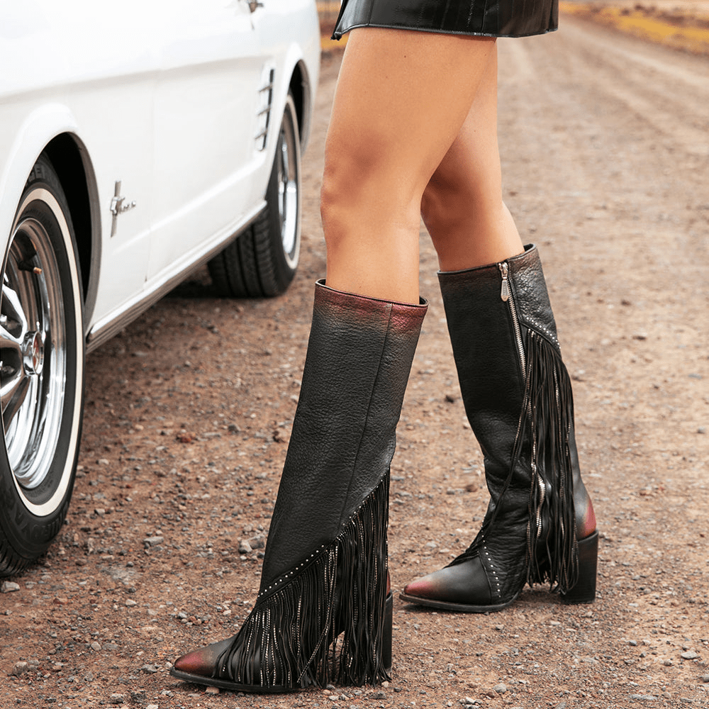 Mujer usando las botas con atuendo casual, mostrando su estilo vaquero.