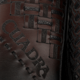 Close-up del tejido y grabado de la marca.