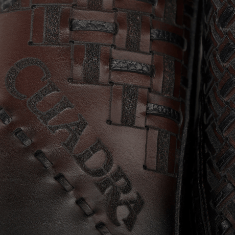 Close-up del tejido y grabado de la marca.