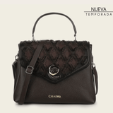 Bolso estructurado con panel superior trenzado y herraje metálico central.