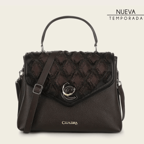 Bolso estructurado con panel superior trenzado y herraje metálico central.