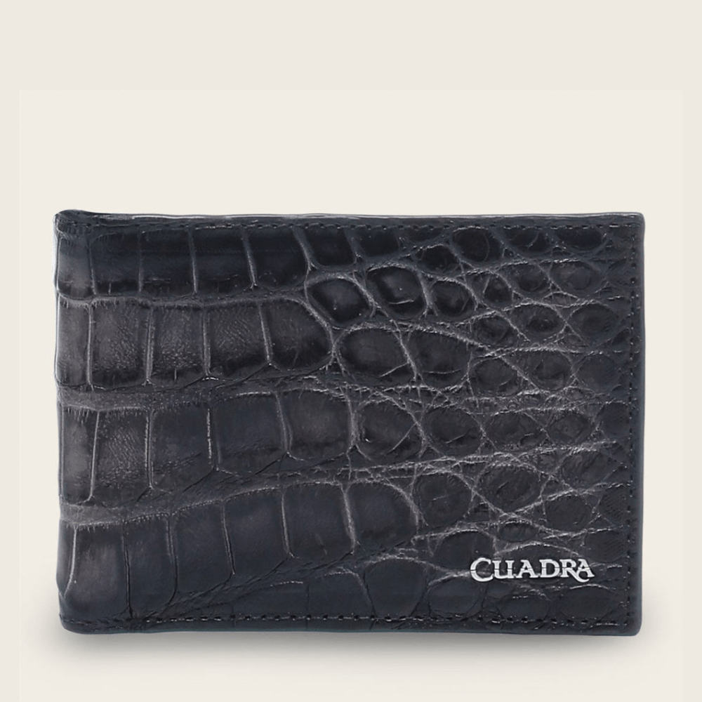 Vista frontal de la cartera cerrada con aplicación metálica del logo Cuadra.