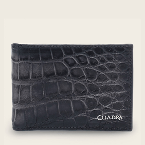 Vista frontal de la cartera cerrada con aplicación metálica del logo Cuadra.