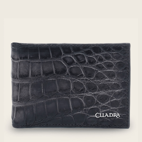 Vista frontal de la cartera cerrada con aplicación metálica del logo Cuadra.