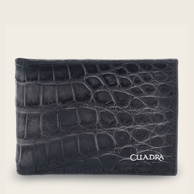 Vista frontal de la cartera cerrada con aplicación metálica del logo Cuadra.