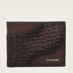 Vista frontal en tono café con textura de alligator y logotipo metálico discreto.