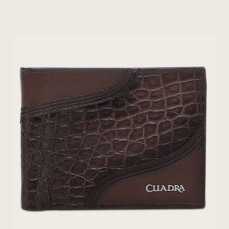 Vista frontal en tono café con textura de alligator y logotipo metálico discreto.