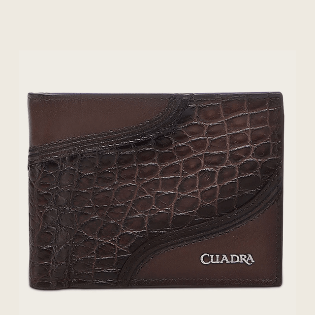 Vista frontal en tono café con textura de alligator y logotipo metálico discreto.