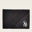 Cartera en piel de mantarraya,detalles rojos y grabado de letras en relieve.