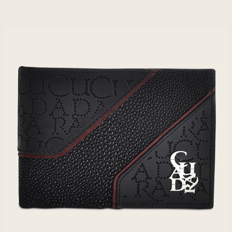 Cartera en piel de mantarraya,detalles rojos y grabado de letras en relieve.