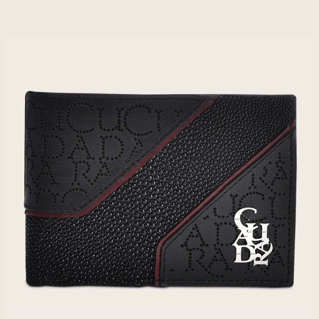 Cartera en piel de mantarraya,detalles rojos y grabado de letras en relieve.