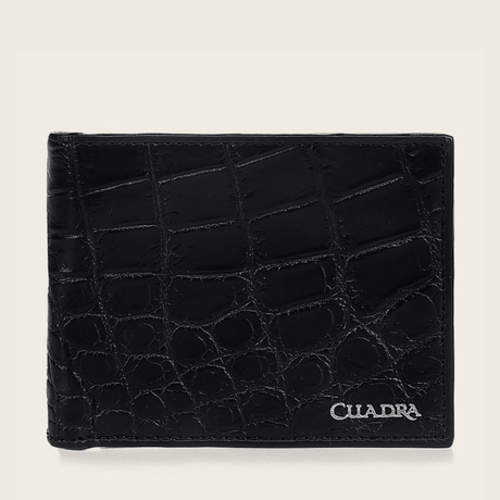 Cartera negra con piel exótica y logotipo “Cuadra” en la esquina inferior.