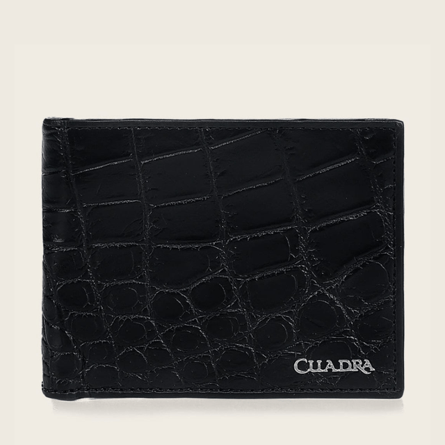 Cartera negra con piel exótica y logotipo “Cuadra” en la esquina inferior.