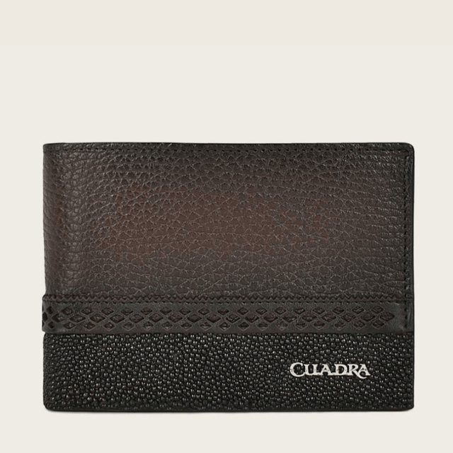Cartera de piel negra con combinación de texturas y logotipo “Cuadra”.