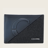 Cartera con diseño diagonal que combina textura lisa y de mantarraya.