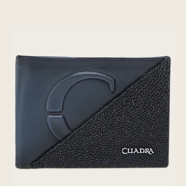 Cartera con diseño diagonal que combina textura lisa y de mantarraya.