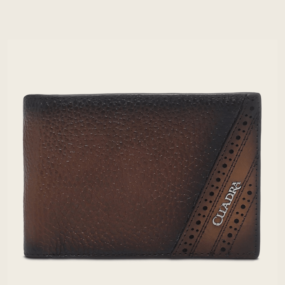 Cartera con textura natural y detalle diagonal perforado.