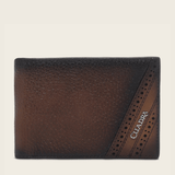 Cartera con textura natural y detalle diagonal perforado.