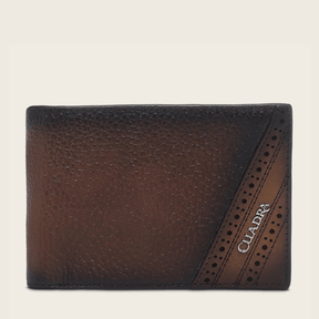 Cartera con textura natural y detalle diagonal perforado.