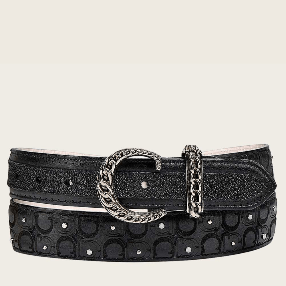 Cinturón negro con hebilla plateada y aplicaciones metálicas en la correa.