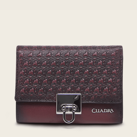 Billetera de piel color vino con diseño grabado y broche metálico frontal.