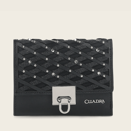 Billetera de piel con textura trenzada y apliques metálicos decorativos.