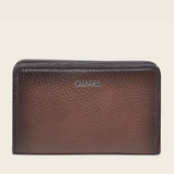 Billetera de piel café con textura granulada y logotipo metálico.