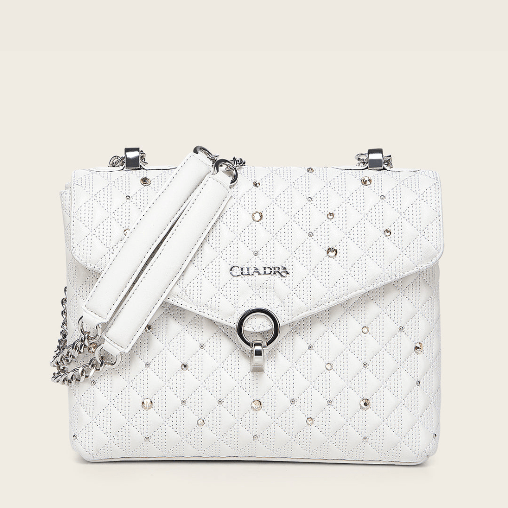 Vista frontal con capitonado y aplicaciones brillantes.