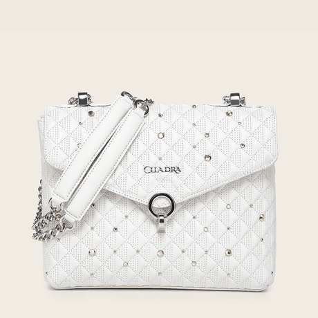 Vista frontal con capitonado y aplicaciones brillantes.