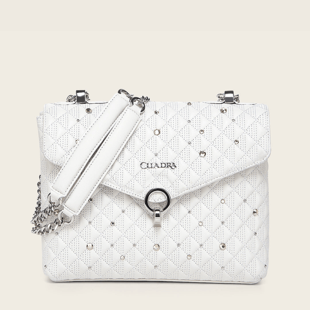 Vista frontal con capitonado y aplicaciones brillantes.