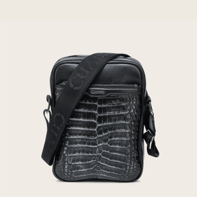 Bandolera negra de piel con textura tipo cocodrilo con el logo “Cuadra”.