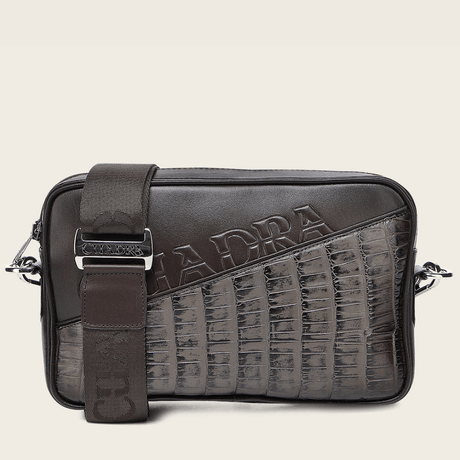 Bandolera de piel en tono marrón con frente en piel exótica.