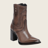 Bota en piel con perforaciones decorativas, herraje y cristales en el tubo.